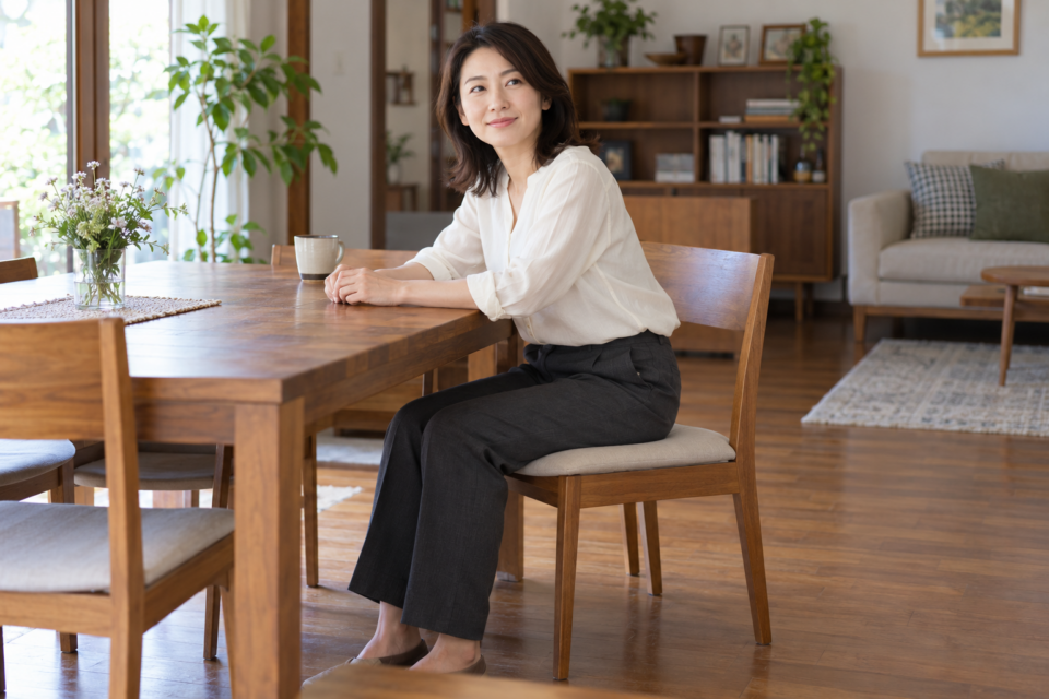 呼吸が落ち着いている日に前腕を机に置いて休む女性のイメージ