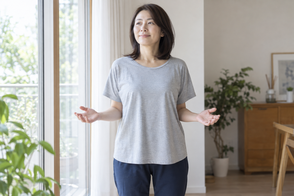 肘を身体のそばに置き肩の力を抜く女性