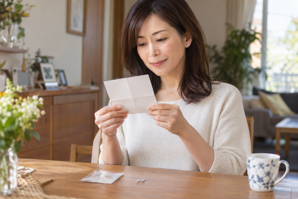 アクセサリーの説明書を確認する女性