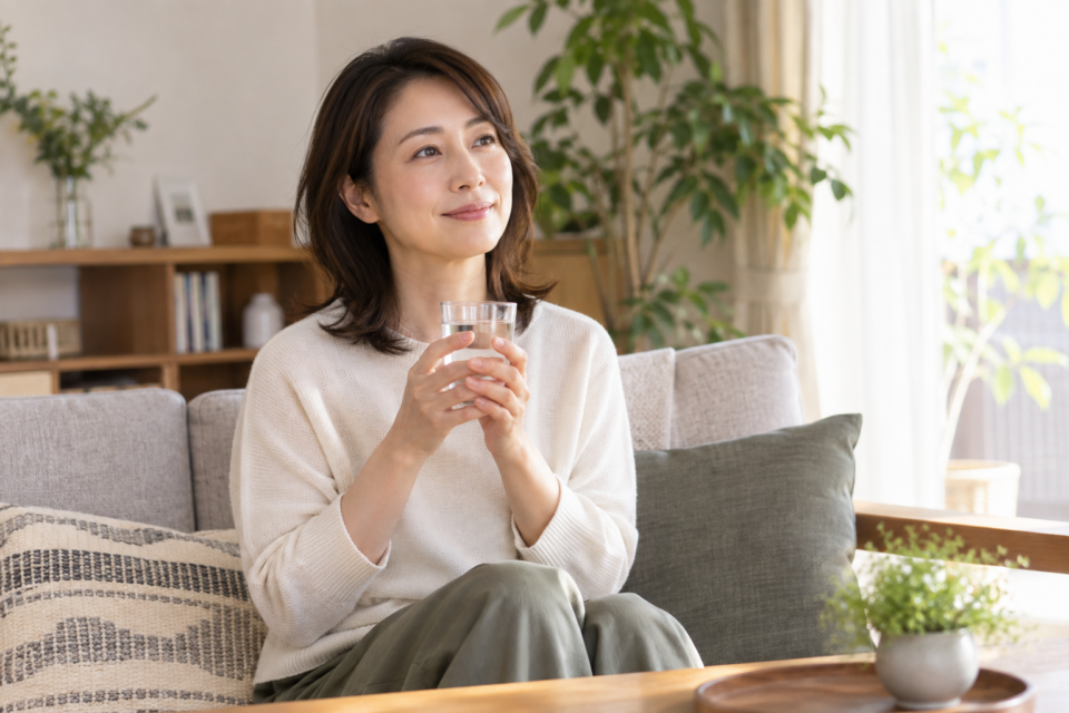 水分を取りながら休む女性(AI生成イメージ)