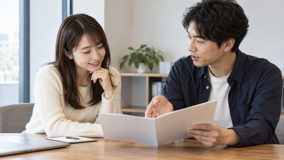 講座の資料について説明を受けるAI生成イメージ