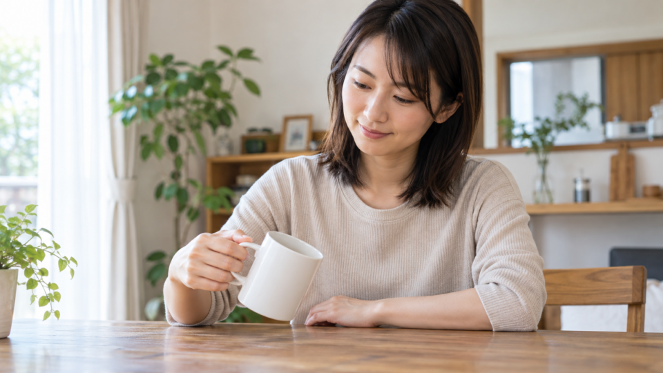 空のカップを持つ日常動作のAI生成イメージ
