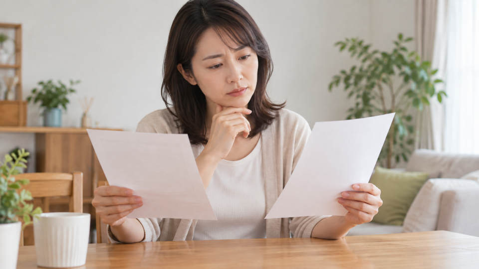 施術案内を見比べる女性